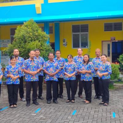 Kami bukan orang hebat, tapi banyak orang hebat dihasilkan oleh guru.